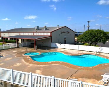 amenities : swimming pool